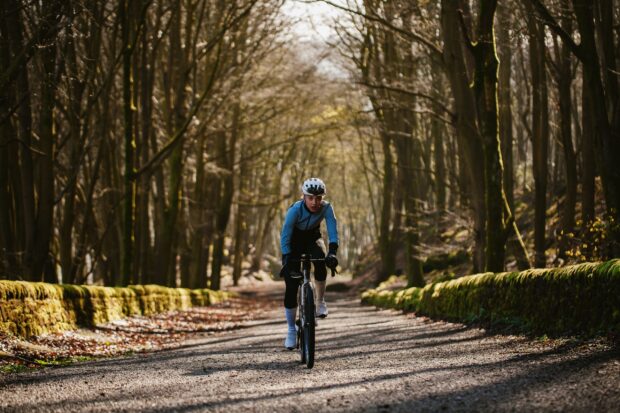 "Son chien a mangé mes beignets, tout ce que je voulais c'était un beignet" : comment Lizzie Hermolle est devenue la femme la plus rapide à gravir l'Everest à vélo tout-terrain