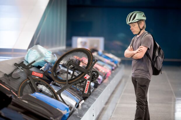 "L'aéroport est essentiellement une machine géante à écraser les vélos" - Le Dr Hutch fait passer son cheval à travers le défi des bagages de l'aéroport