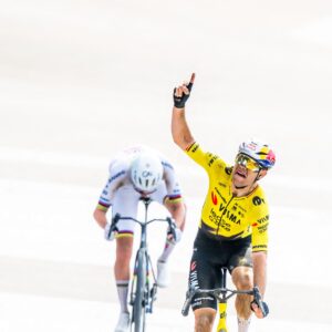 "Wout a toujours dit qu'il gagnerait les fleurs à Roubaix pour Michael" – Van Aert honore sa promesse faite aux parents de son coéquipier perdu en leur offrant son bouquet Paris-Roubaix