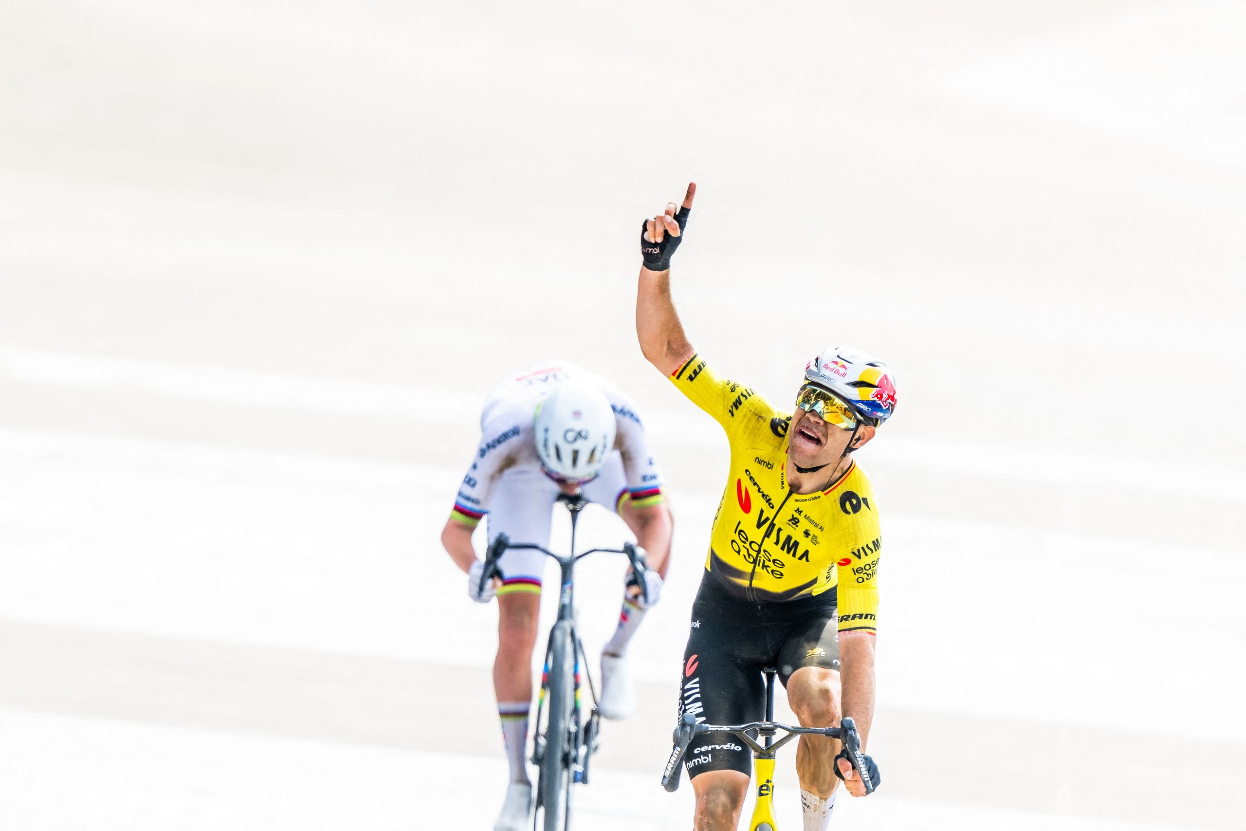"Wout a toujours dit qu'il gagnerait les fleurs à Roubaix pour Michael" – Van Aert honore sa promesse faite aux parents de son coéquipier perdu en leur offrant son bouquet Paris-Roubaix