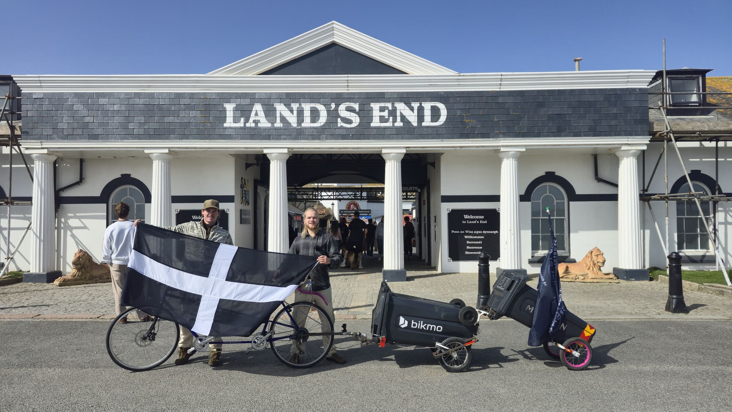 «Pour une raison quelconque, nous continuons à rendre les choses plus difficiles que nécessaire» – À l'intérieur d'une tentative de faire du vélo de Land's End à John o' Groats… tout en remorquant deux poubelles à roulettes