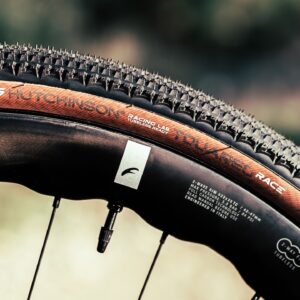 La fusion que j'attendais : Hutchinson allie vitesse et bande de roulement brillante et polyvalente dans le pneu Touareg Race