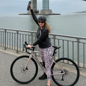 « Nous avons mis des roues d'entraînement sur mon vélo pour commencer et mon mari a marché à côté de moi en jouant à Eye Of The Tiger tout le temps » : un survivant d'un traumatisme crânien revient au cyclisme lors d'un événement sur route fermée