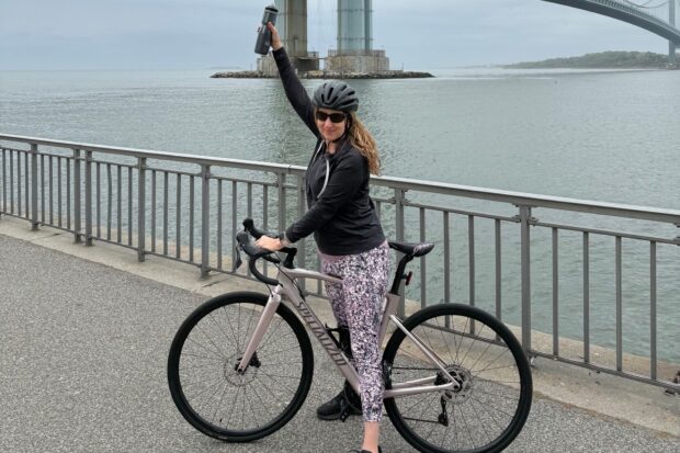 « Nous avons mis des roues d'entraînement sur mon vélo pour commencer et mon mari a marché à côté de moi en jouant à Eye Of The Tiger tout le temps » : un survivant d'un traumatisme crânien revient au cyclisme lors d'un événement sur route fermée