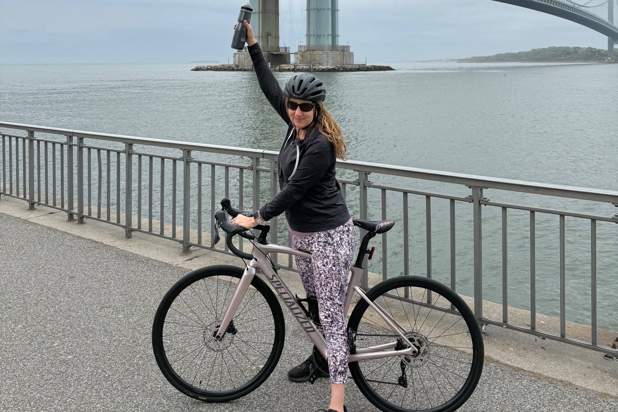 « Nous avons mis des roues d'entraînement sur mon vélo pour commencer et mon mari a marché à côté de moi en jouant à Eye Of The Tiger tout le temps » : un survivant d'un traumatisme crânien revient au cyclisme lors d'un événement sur route fermée