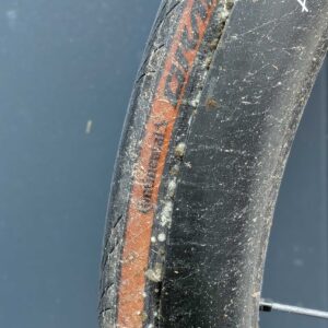 J'ai récemment découvert que les pneus de mon vélo de route étaient moisis, mais cela ne veut pas dire que je ne suis plus cycliste.