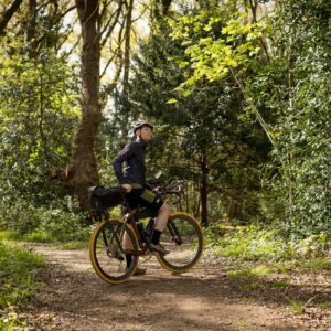 "Ma stratégie est juste de voir comment ça se passe" - rencontrez l'homme qui fait le tour du monde à vélo sur un vélo en bois