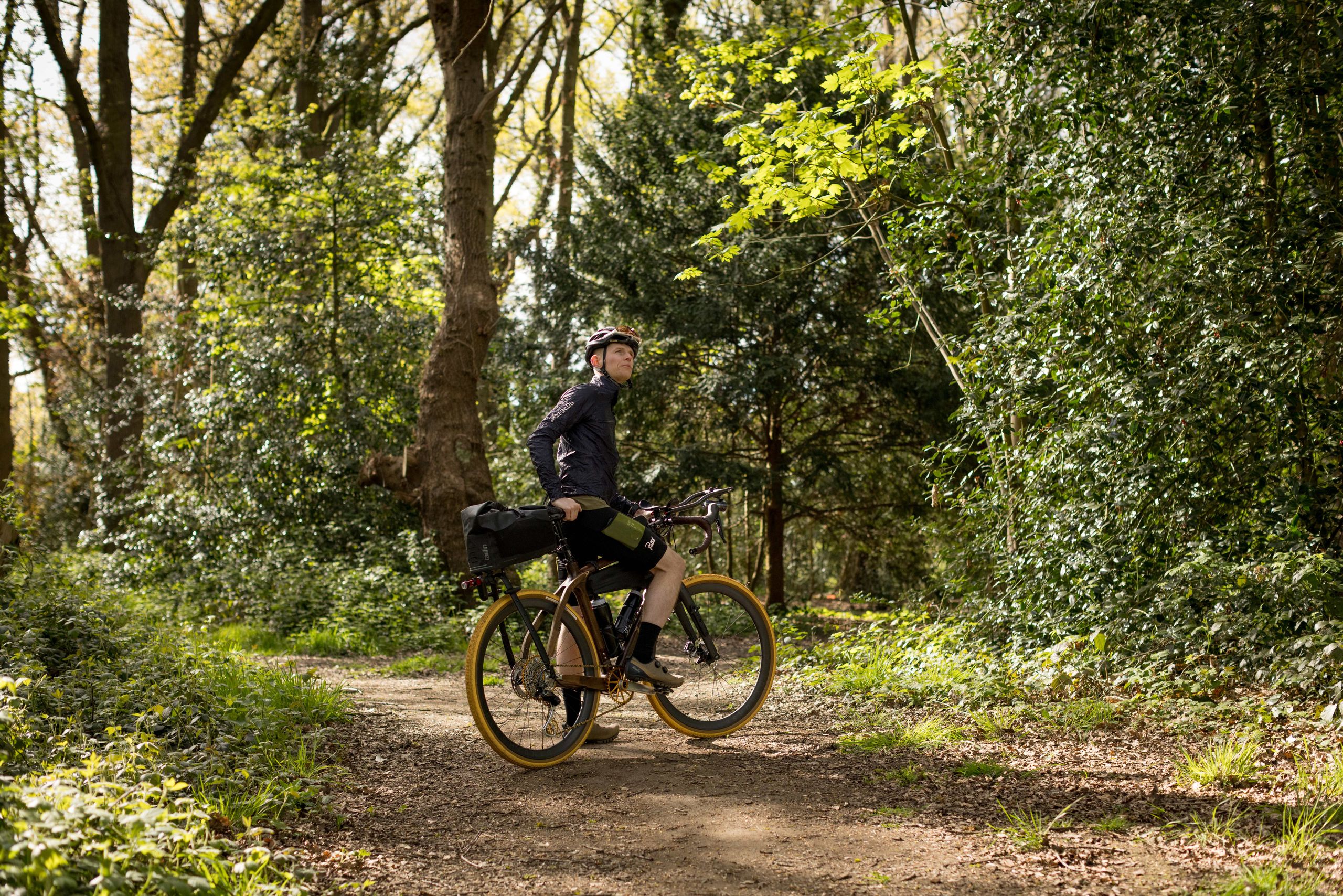"Ma stratégie est juste de voir comment ça se passe" - rencontrez l'homme qui fait le tour du monde à vélo sur un vélo en bois