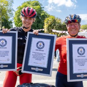 "Nous sommes juste un père et un fils ordinaires qui ont fait une assez longue balade à vélo" – le duo bat trois records du monde avec un tour du monde à vélo