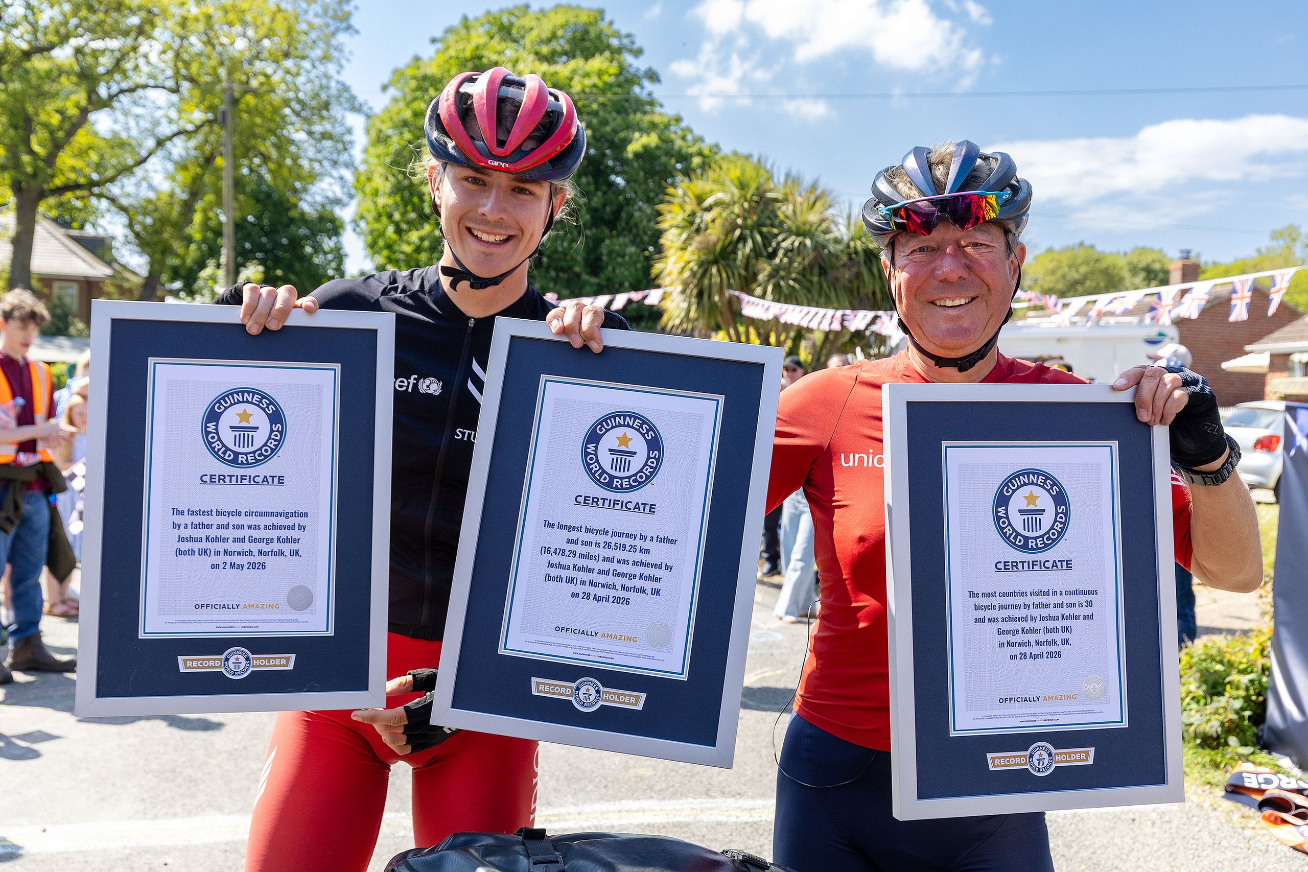 "Nous sommes juste un père et un fils ordinaires qui ont fait une assez longue balade à vélo" – le duo bat trois records du monde avec un tour du monde à vélo