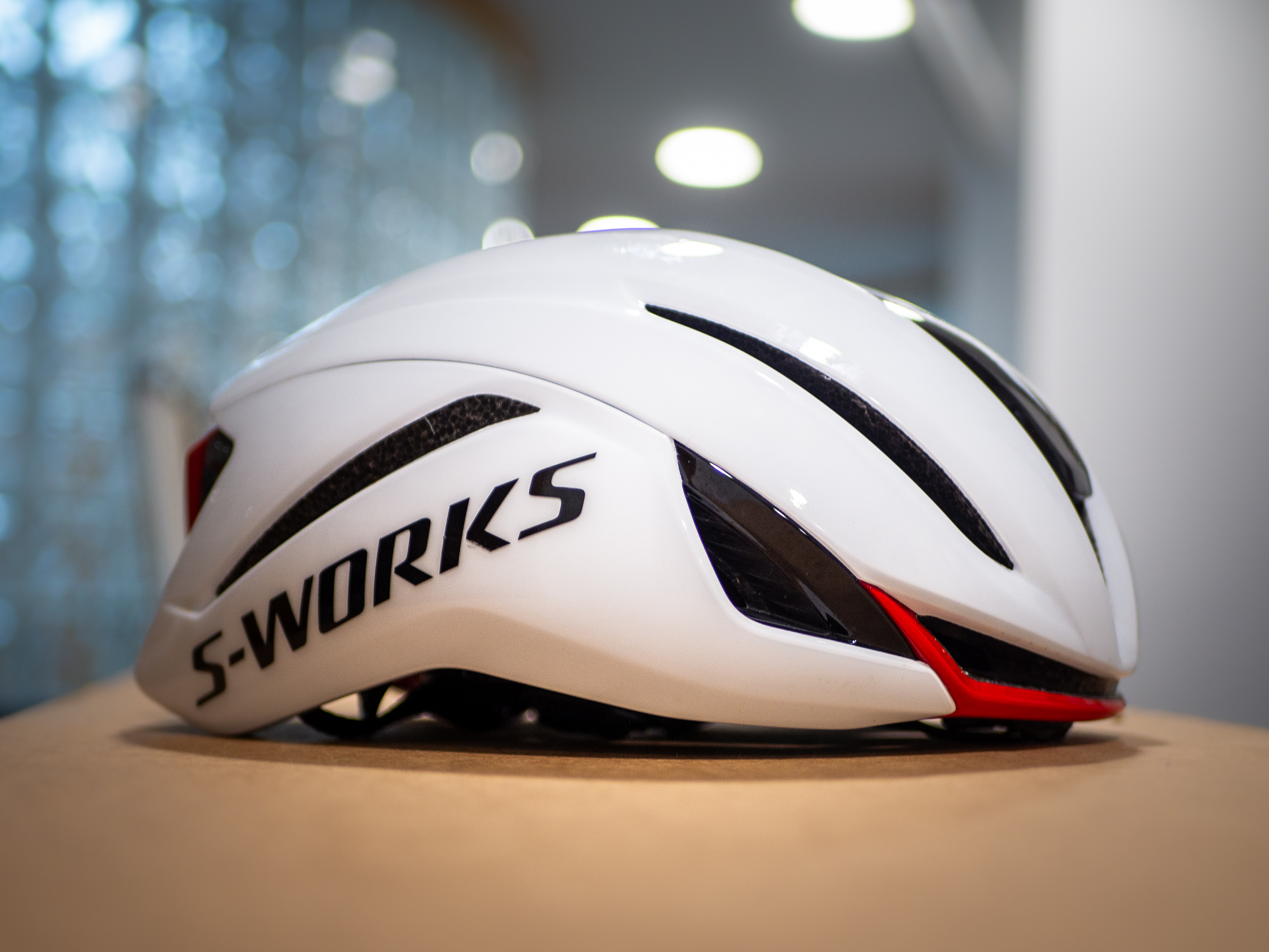 Une photo détaillée du casque Specialized Evade 4