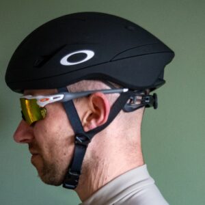 L'Oakley Velo Mach est le casque de route le plus rapide que nous ayons jamais testé, mais peut-il justifier son prix élevé ?