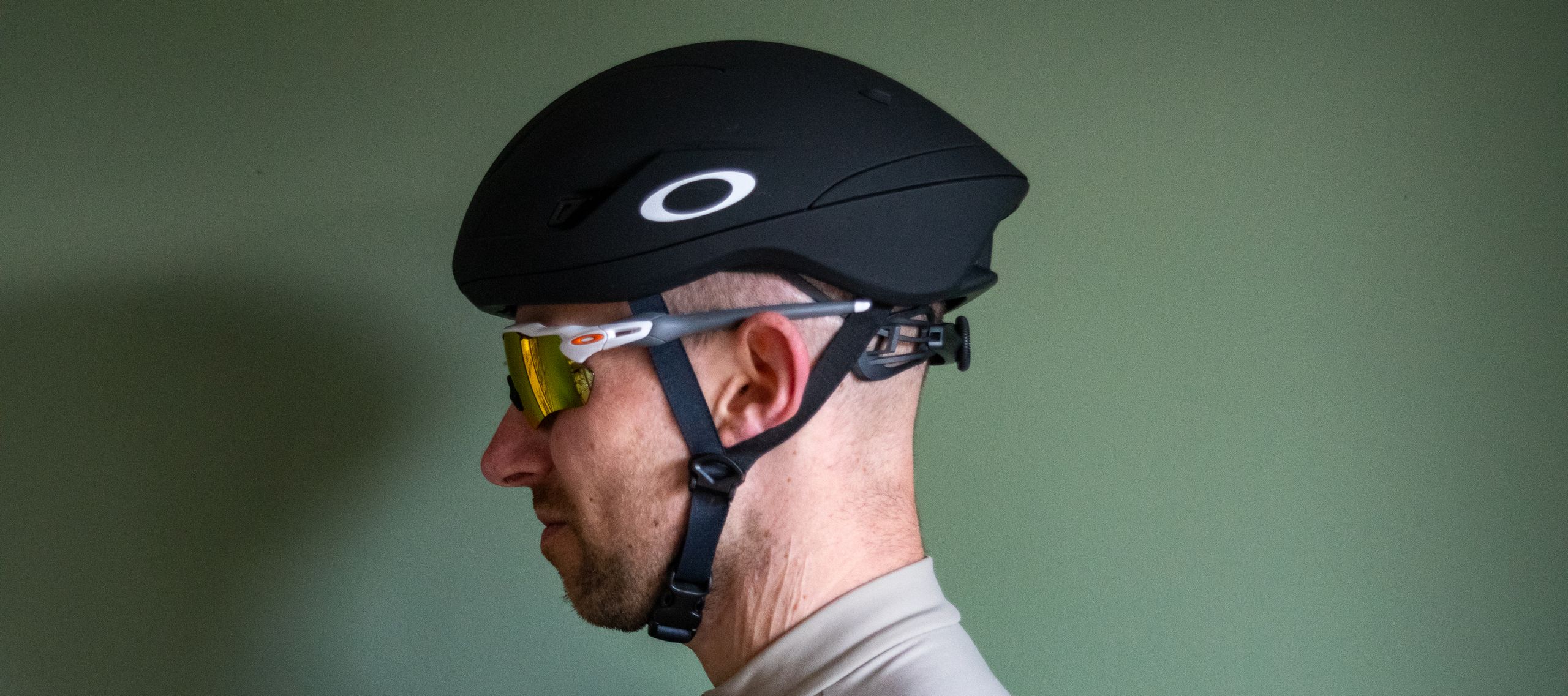 L'Oakley Velo Mach est le casque de route le plus rapide que nous ayons jamais testé, mais peut-il justifier son prix élevé ?