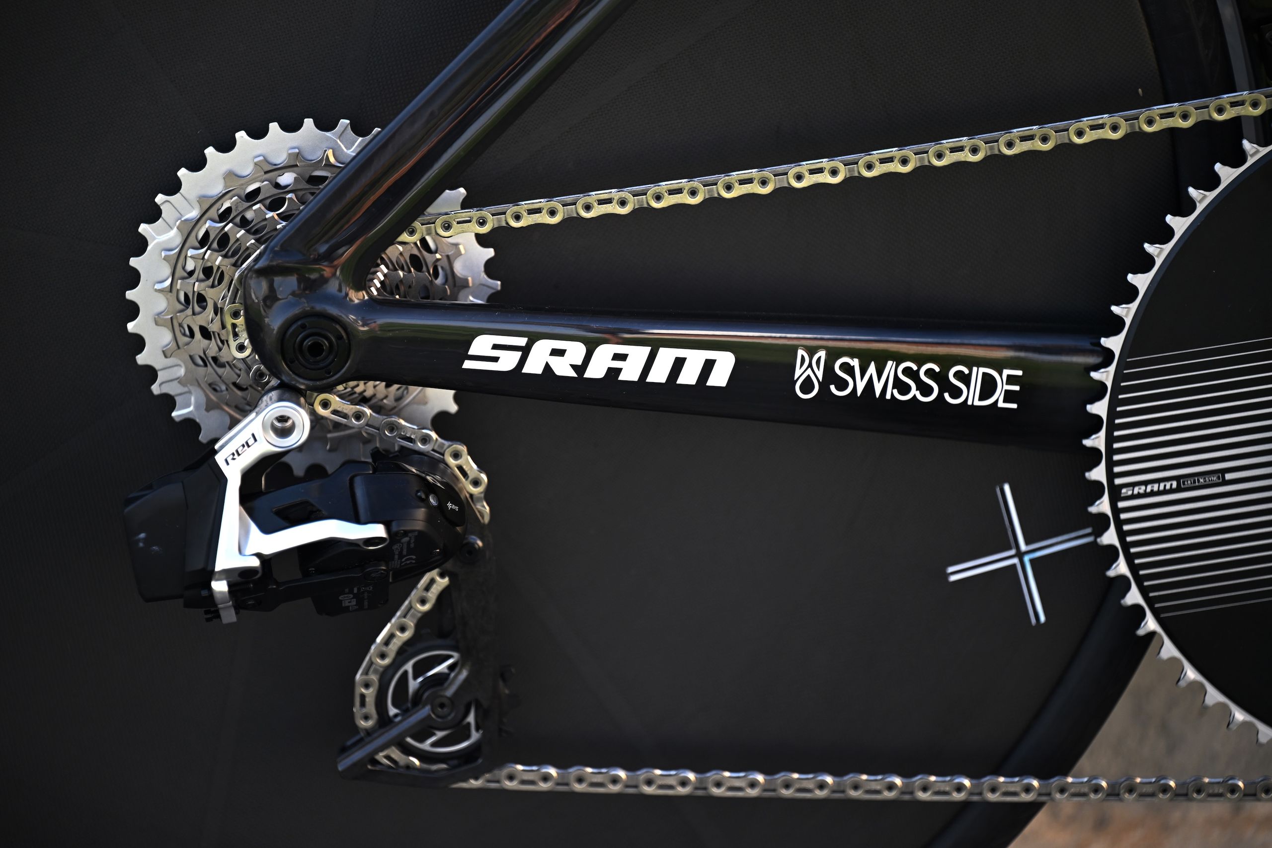 "Cela a commencé par un différend au sujet de notre rouage à 10 dents, cette décision est bien plus importante que cela" – SRAM répond au rejet de l'appel de l'UCI en matière de restriction de vitesse