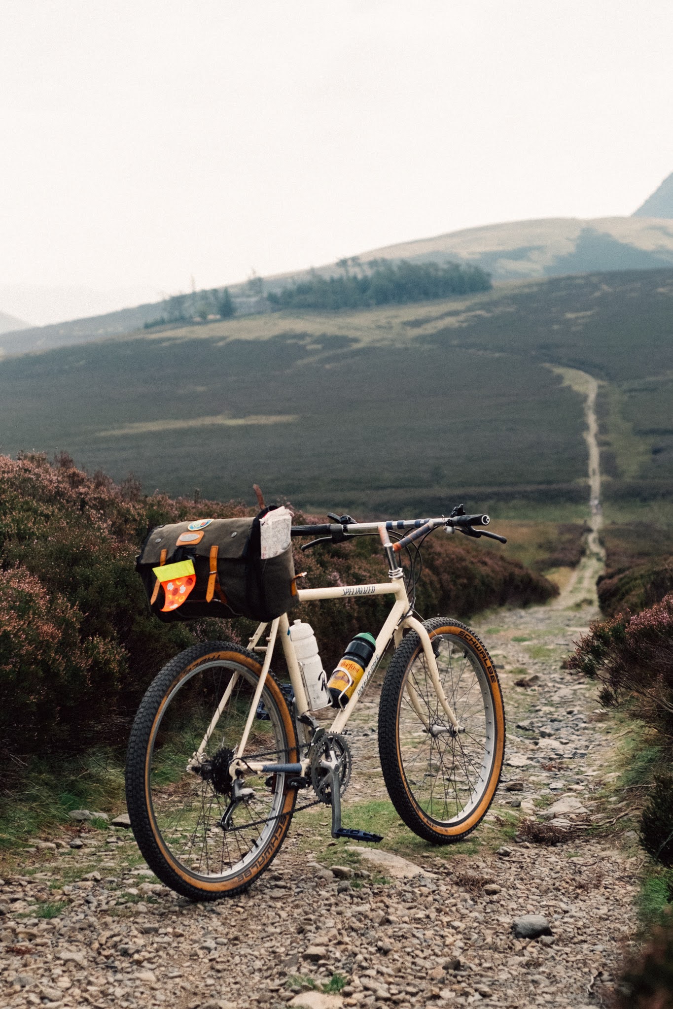 Vélo beige dans les collines