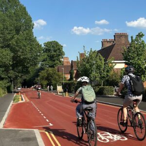 « Imaginez une route où les voitures ne sont pas autorisées à dépasser les vélos » : la première « rue cyclable » d'Angleterre ouvre ses portes