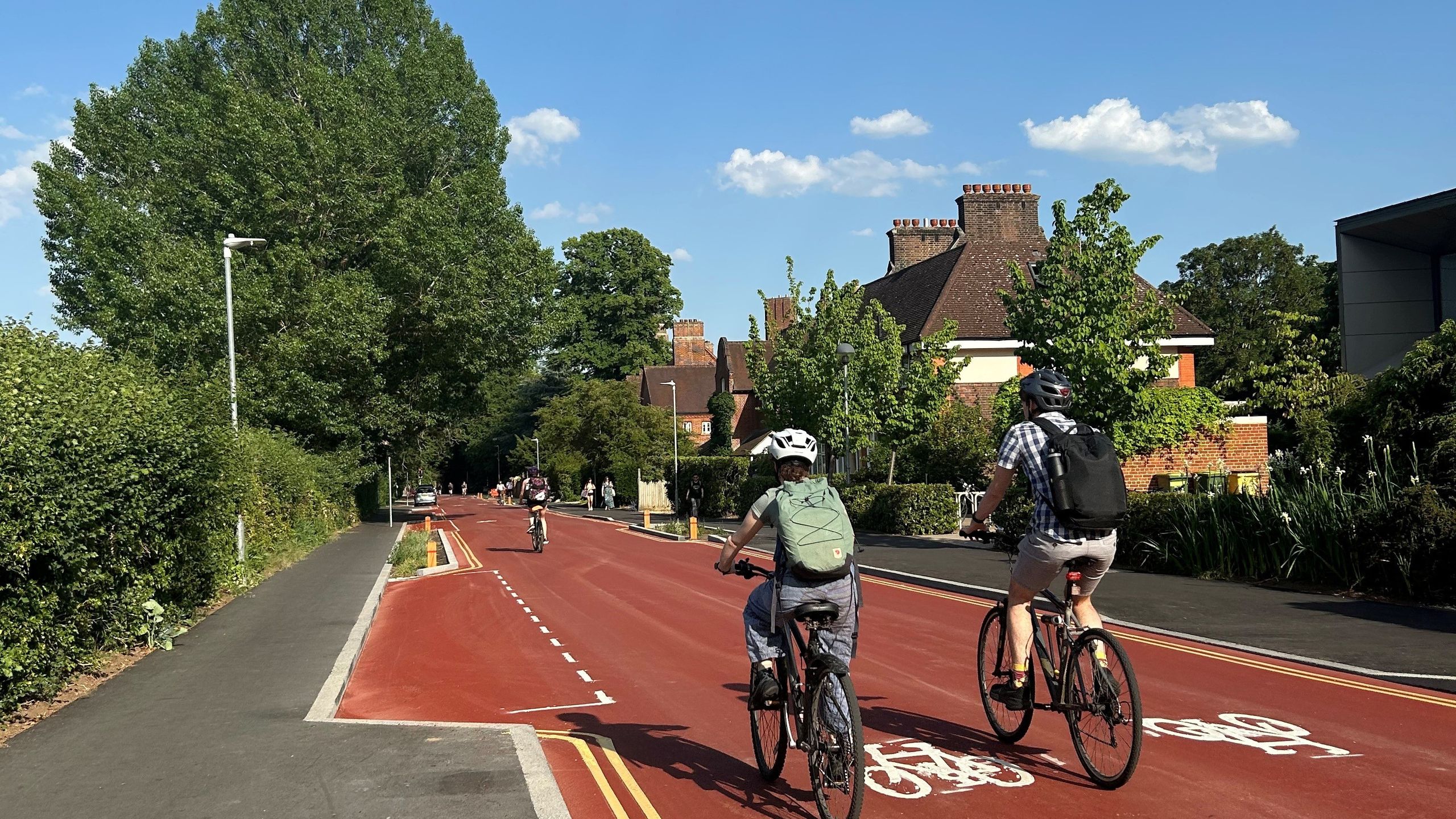 « Imaginez une route où les voitures ne sont pas autorisées à dépasser les vélos » : la première « rue cyclable » d'Angleterre ouvre ses portes