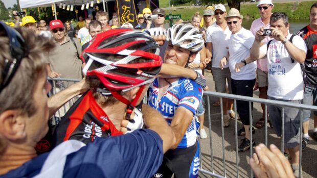 "J'ai réagi dans le feu de l'action" – sept fois nous avons vu des coups de tête et des coups de poing dans le peloton professionnel