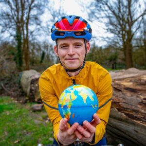 "Je me suis évanoui, je suis tombé et je me suis réveillé sur le tarmac" : comment un pilote a géré sa maladie cardiaque et a fait le tour du monde