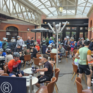 « La communauté cycliste est toujours la bienvenue à Windsor » – la ville anglaise « envahie » par les cyclistes et le café en son cœur
