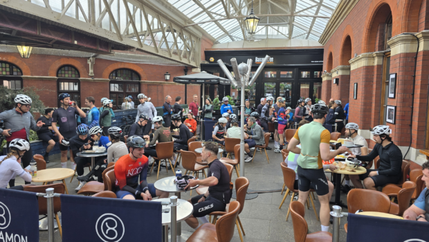 « La communauté cycliste est toujours la bienvenue à Windsor » – la ville anglaise « envahie » par les cyclistes et le café en son cœur