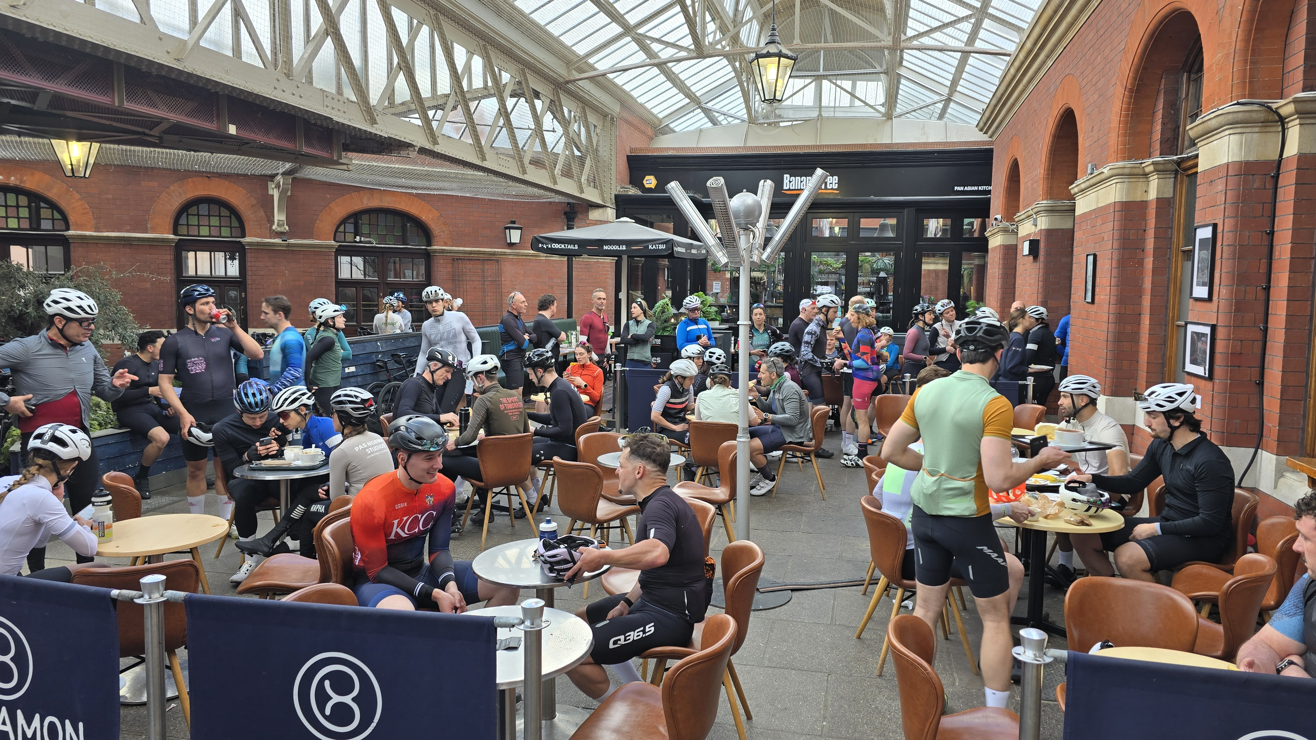 « La communauté cycliste est toujours la bienvenue à Windsor » – la ville anglaise « envahie » par les cyclistes et le café en son cœur
