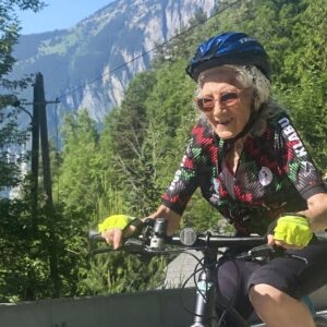 "Mes amis pensent que je suis complètement fou" : un homme de 84 ans escalade l'Alpe d'Huez pour une œuvre caritative