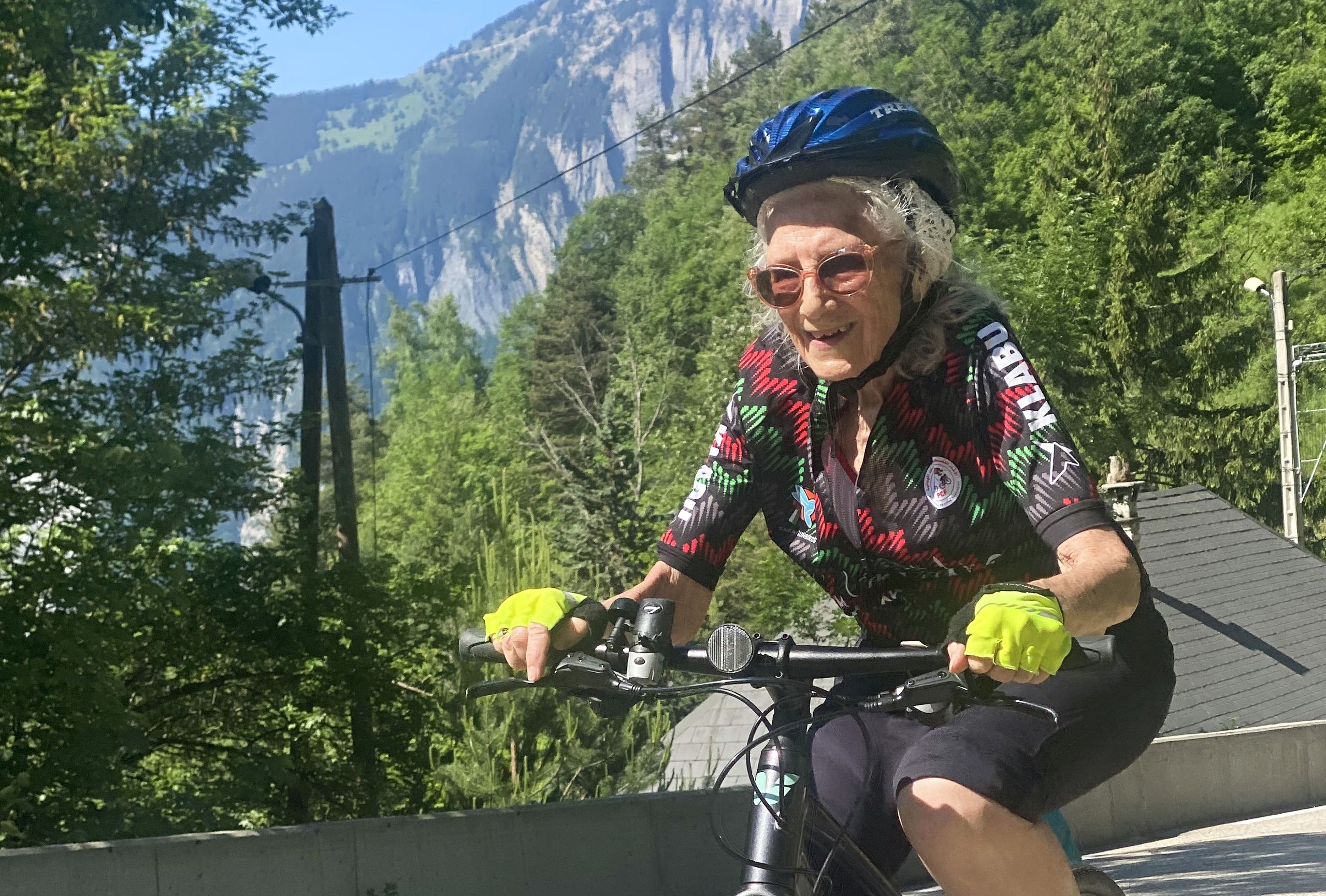 "Mes amis pensent que je suis complètement fou" : un homme de 84 ans escalade l'Alpe d'Huez pour une œuvre caritative