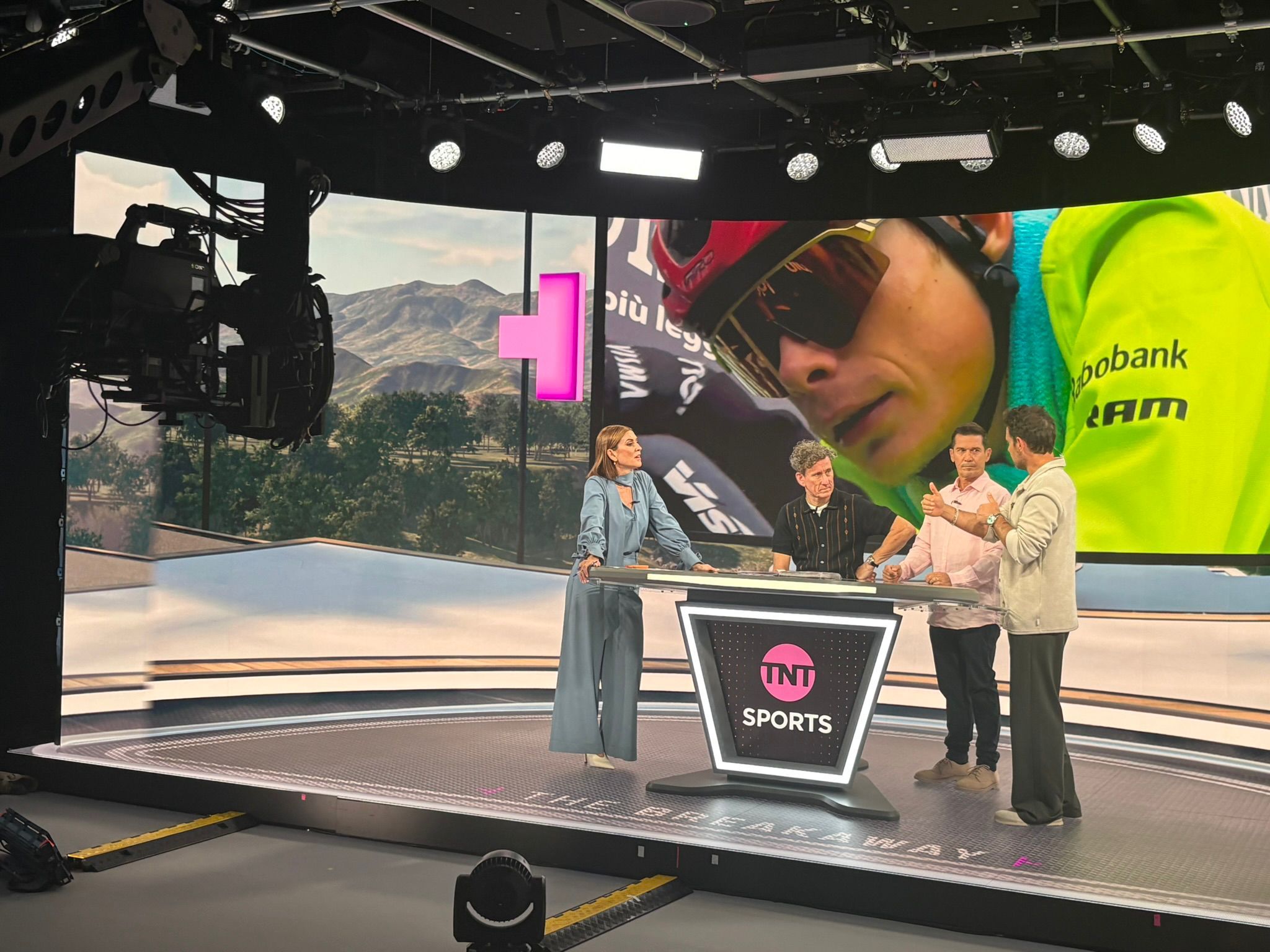 "Nous n'avons rien négligé" - Dans la couverture du Giro d'Italia de TNT Sports, d'Orla Chennaoui en studio à Jens Voigt en moto