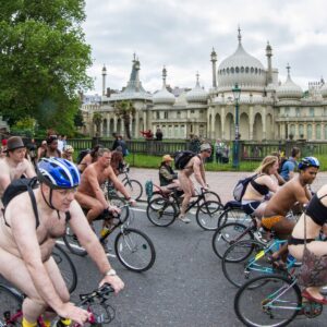 « Nous pensons que nous ne serons pas en mesure de garantir la sécurité des coureurs » – Naked Bike Ride à Brighton reportée en raison d'un affrontement avec un rassemblement d'extrême droite