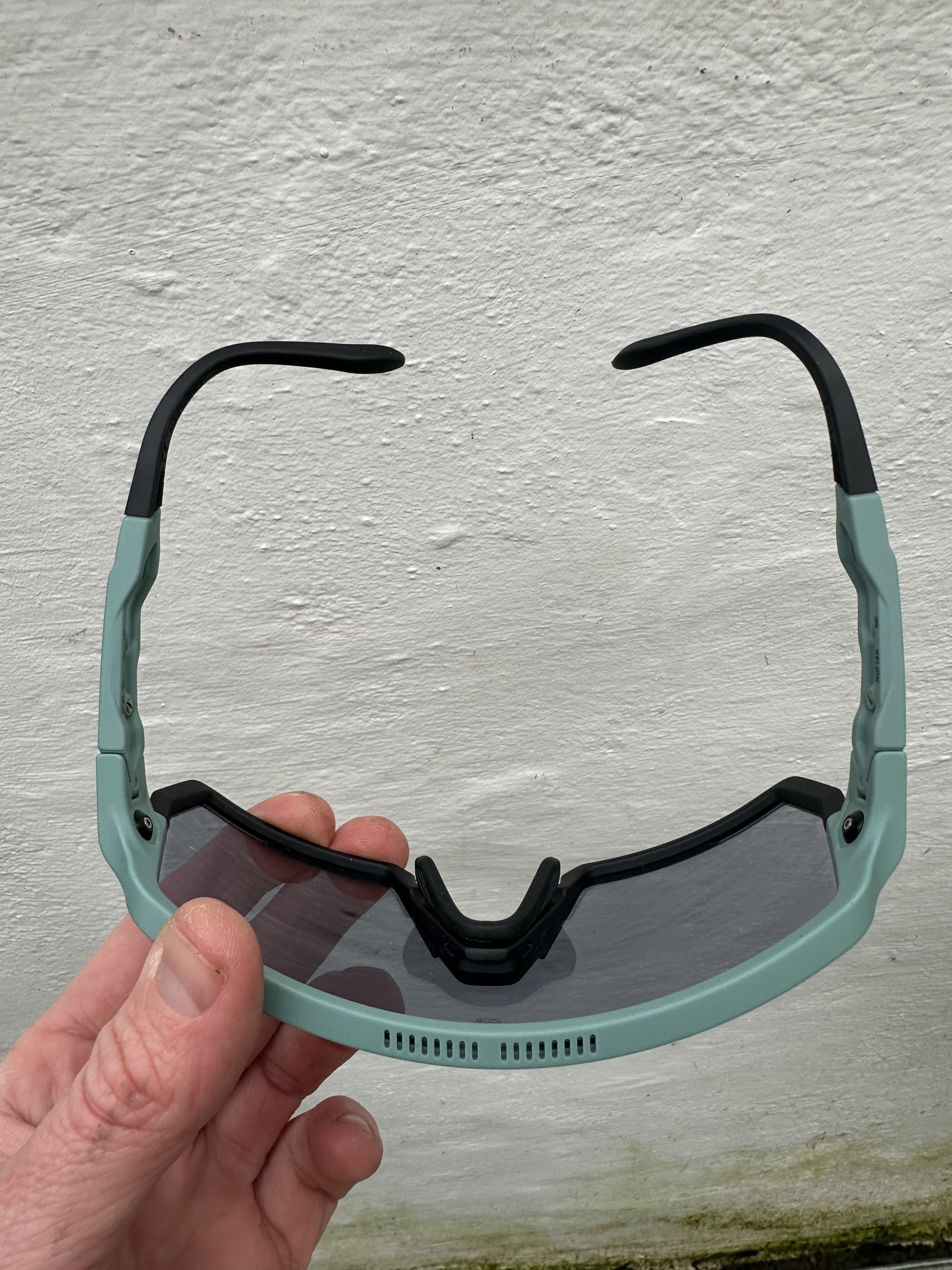 Lunettes de soleil contre un mur blanc