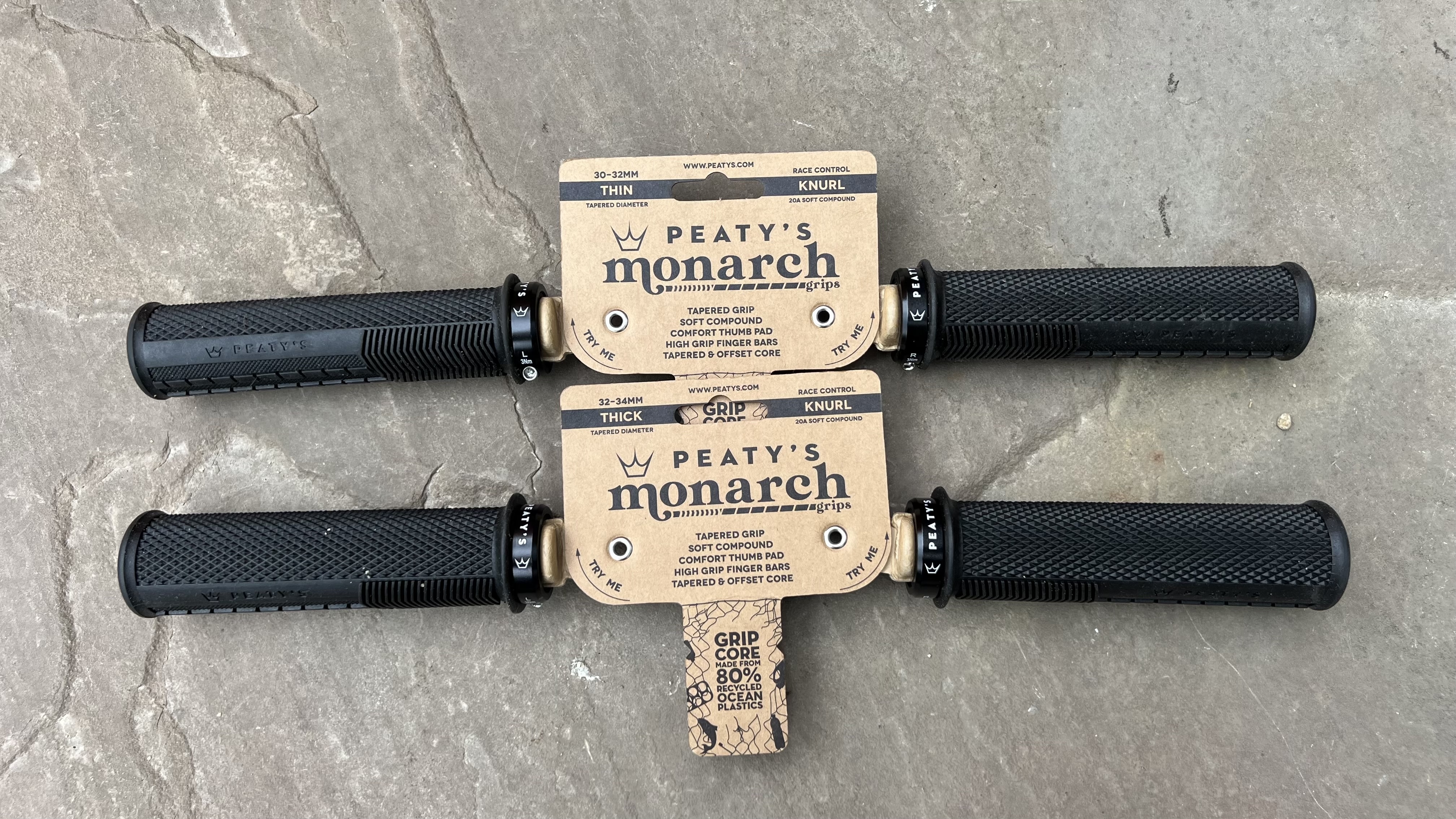 Peaty's Monarch grips dans leur emballage sur un sol en ardoise