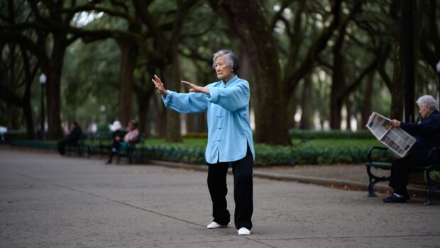 Après 75 ans ce sport doux pratiqué chaque jour aiderait à rester autonome plus longtemps