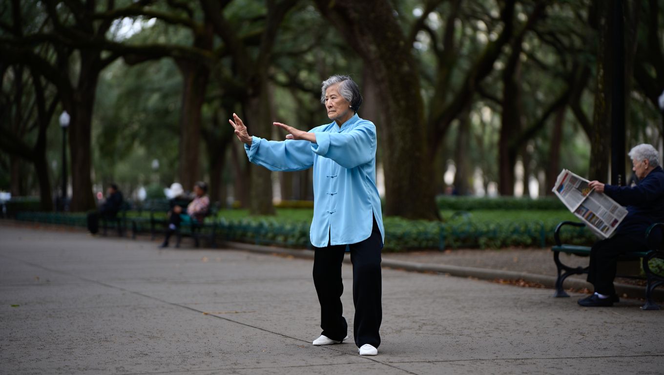 Après 75 ans ce sport doux pratiqué chaque jour aiderait à rester autonome plus longtemps