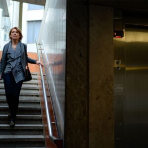 Monter les escaliers plutôt que prendre lʼascenseur réduit nettement le risque cardiaque — selon une étude