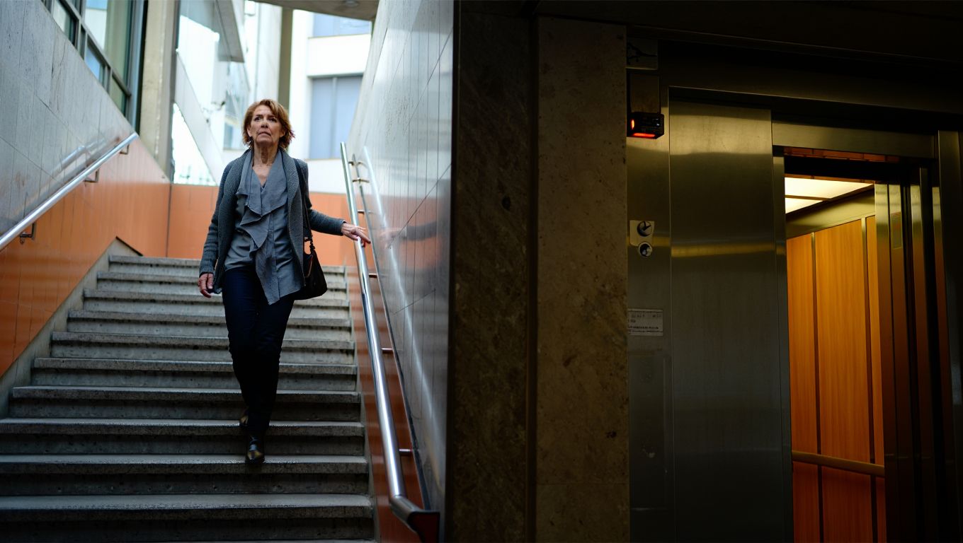 Monter les escaliers plutôt que prendre lʼascenseur réduit nettement le risque cardiaque — selon une étude