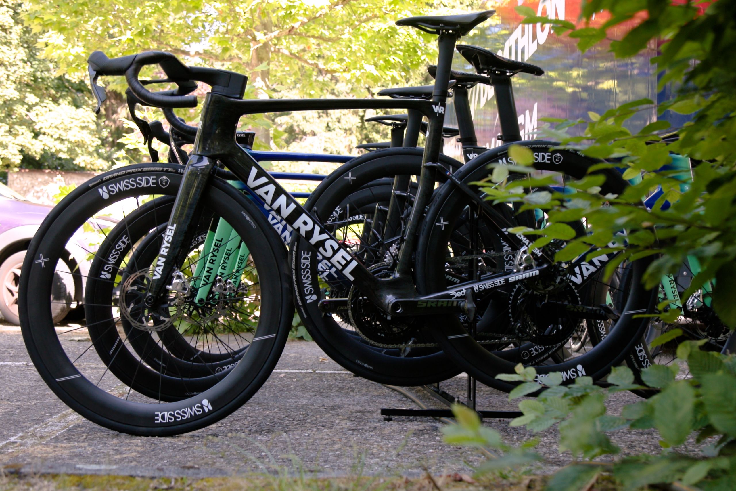 REGARDER : Des vélos inédits que notre équipe vidéo a repérés lors de la course d'échauffement du Tour de France