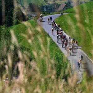 Alors que l’Europe est en ébullition, devrions-nous reconsidérer la façon dont nous assistons aux courses cyclistes – notamment le Tour de France ?
