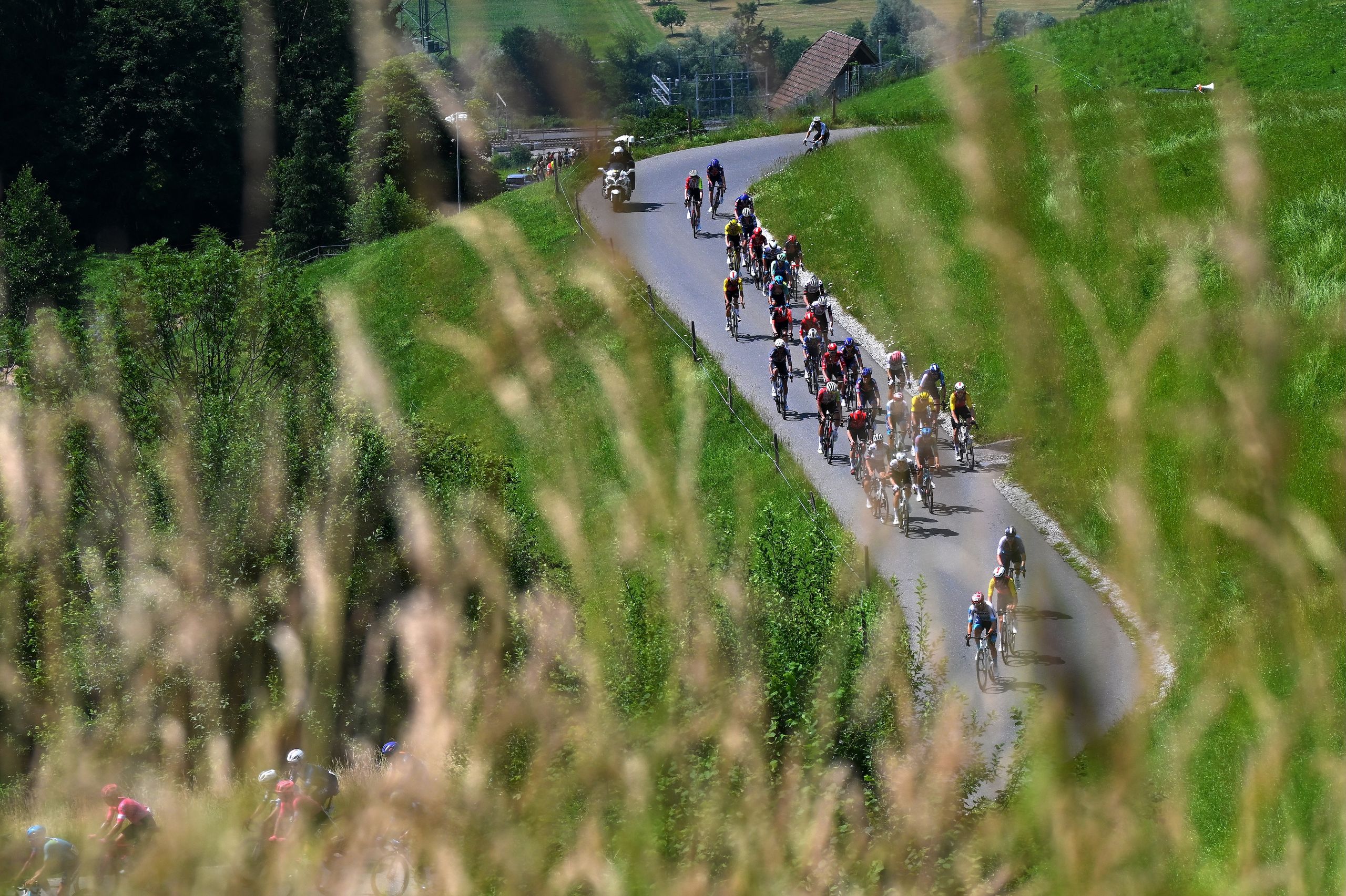 Alors que l’Europe est en ébullition, devrions-nous reconsidérer la façon dont nous assistons aux courses cyclistes – notamment le Tour de France ?
