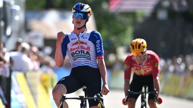 "C'est l'un des plus beaux jours de ma carrière" – Maxim Van Gils sprinte vers la victoire lors de la sixième étape "folle" du Tour Auvergne-Rhône-Alpes