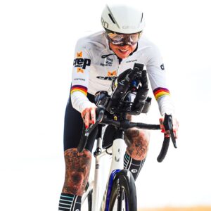Il y a trois ans, Sarah Ruggins ne savait pas faire de vélo. Aujourd'hui, elle a établi deux records du monde en faisant du vélo du sud de l'Espagne à l'Arctique. Voici comment elle a fait