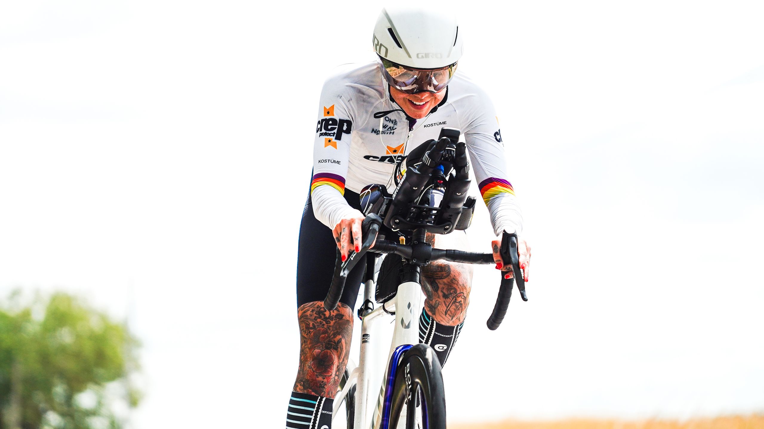 Il y a trois ans, Sarah Ruggins ne savait pas faire de vélo. Aujourd'hui, elle a établi deux records du monde en faisant du vélo du sud de l'Espagne à l'Arctique. Voici comment elle a fait