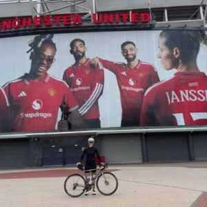"Les mauvais moments passeront et vous pourrez les surmonter" : rencontrez la femme qui parcourt 900 milles à vélo entre les stades de football à la mémoire de son père