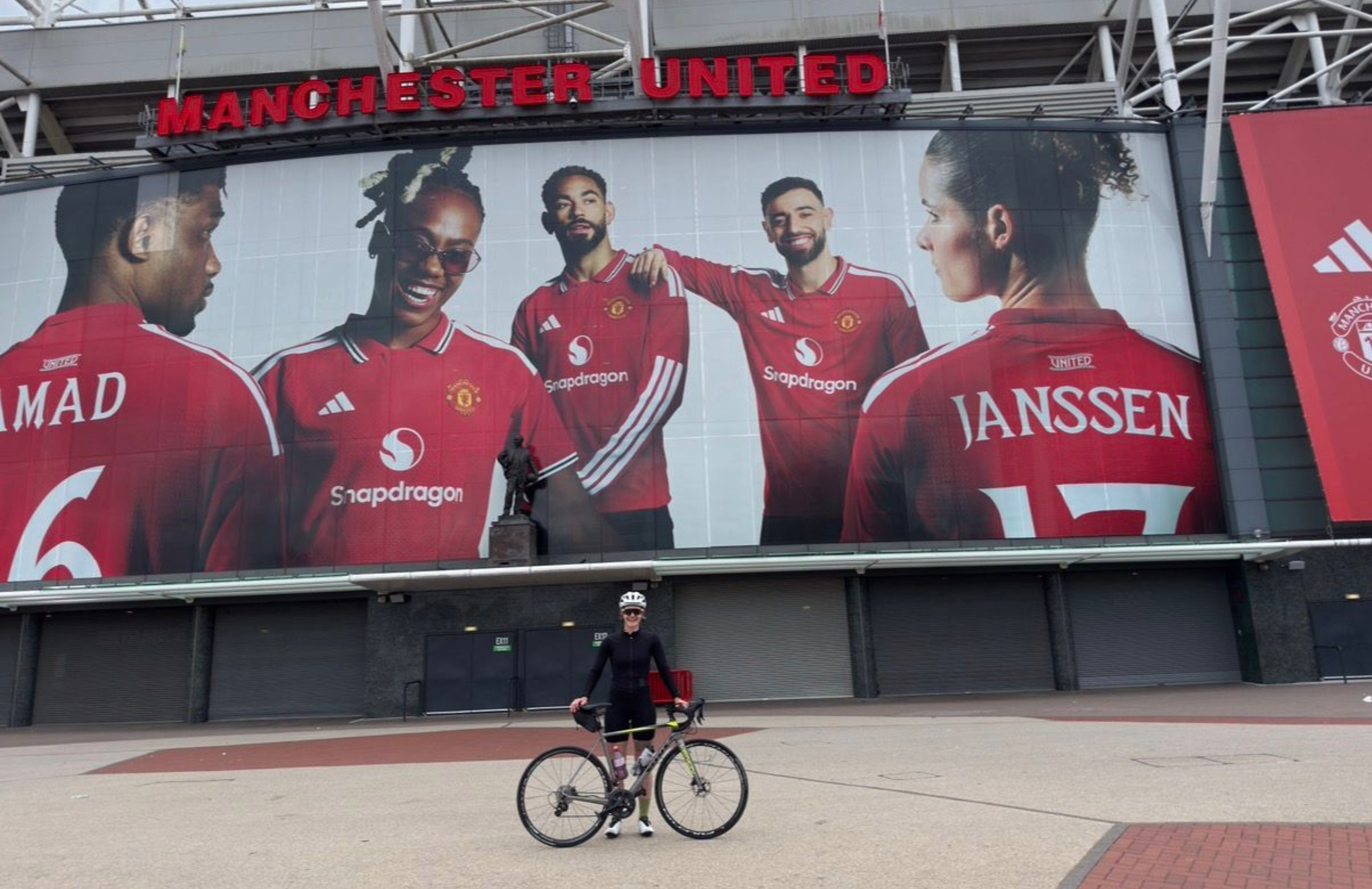 "Les mauvais moments passeront et vous pourrez les surmonter" : rencontrez la femme qui parcourt 900 milles à vélo entre les stades de football à la mémoire de son père