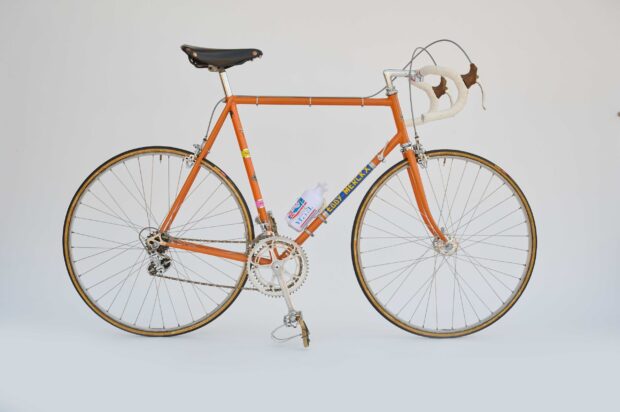 Montée par un coéquipier d'Eddy Merckx, la peinture orange Molteni est inextricablement liée à The Cannibal et à son équipe