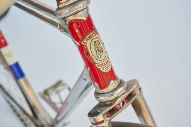 Poli à la perfection, ce vélo patriotique a arboré le drapeau aux Jeux olympiques de Tokyo de 1964