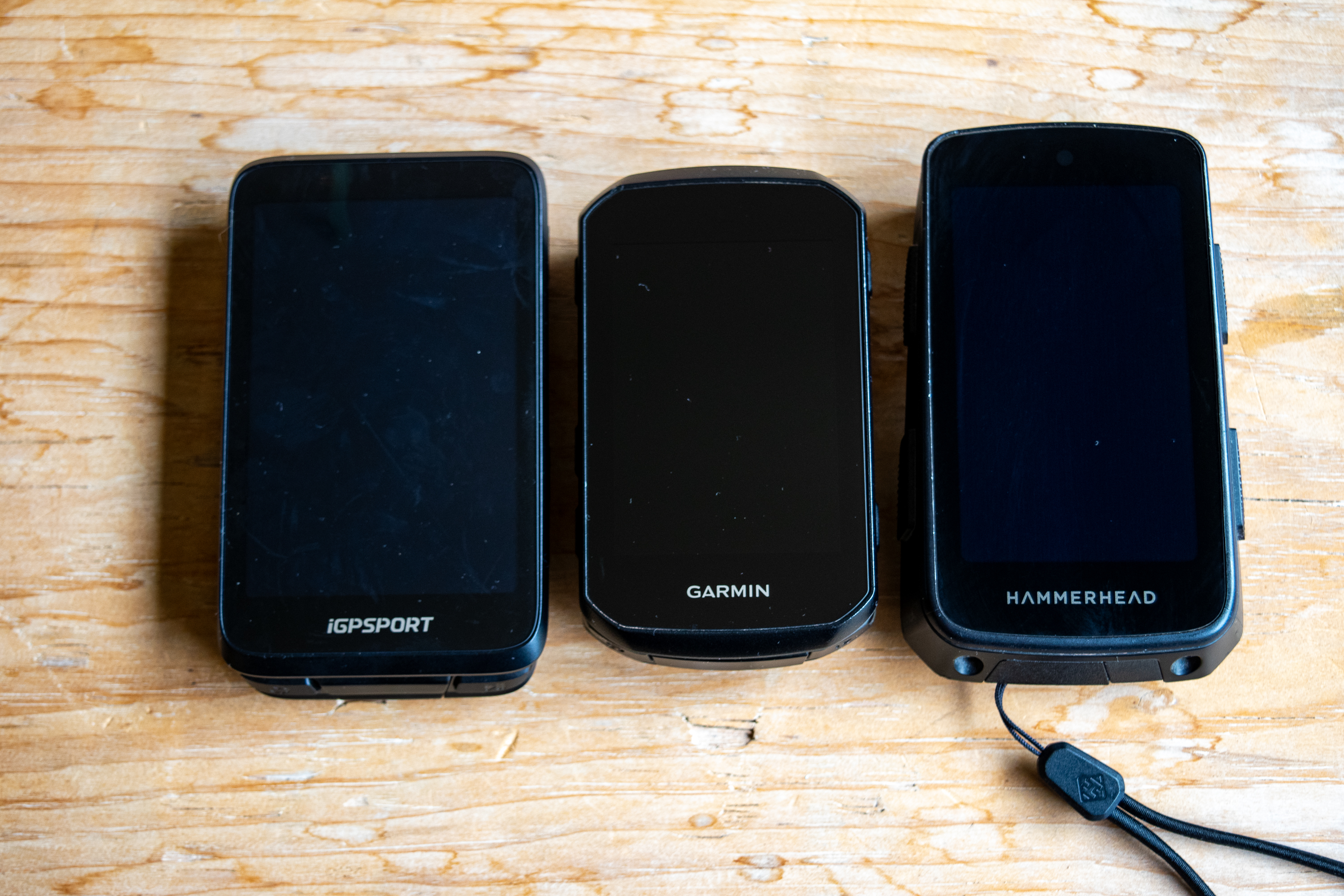 Un ordinateur Garmin Edge 550 sur une table en bois