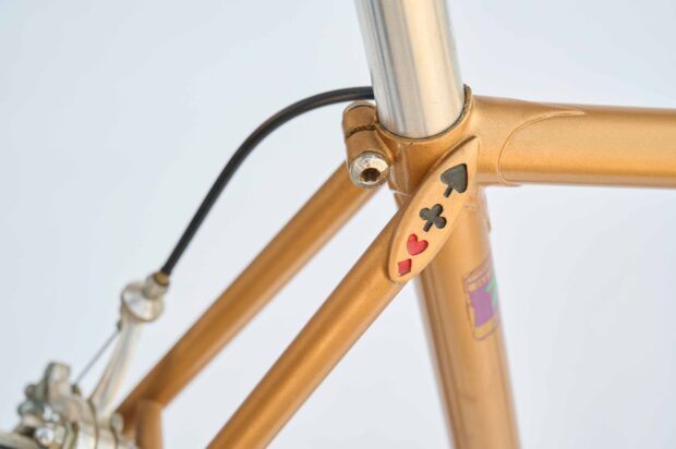 Un vélo unique fabriqué par un membre joueur de cartes de l'unité spécialisée de développement de vélos de Raleigh