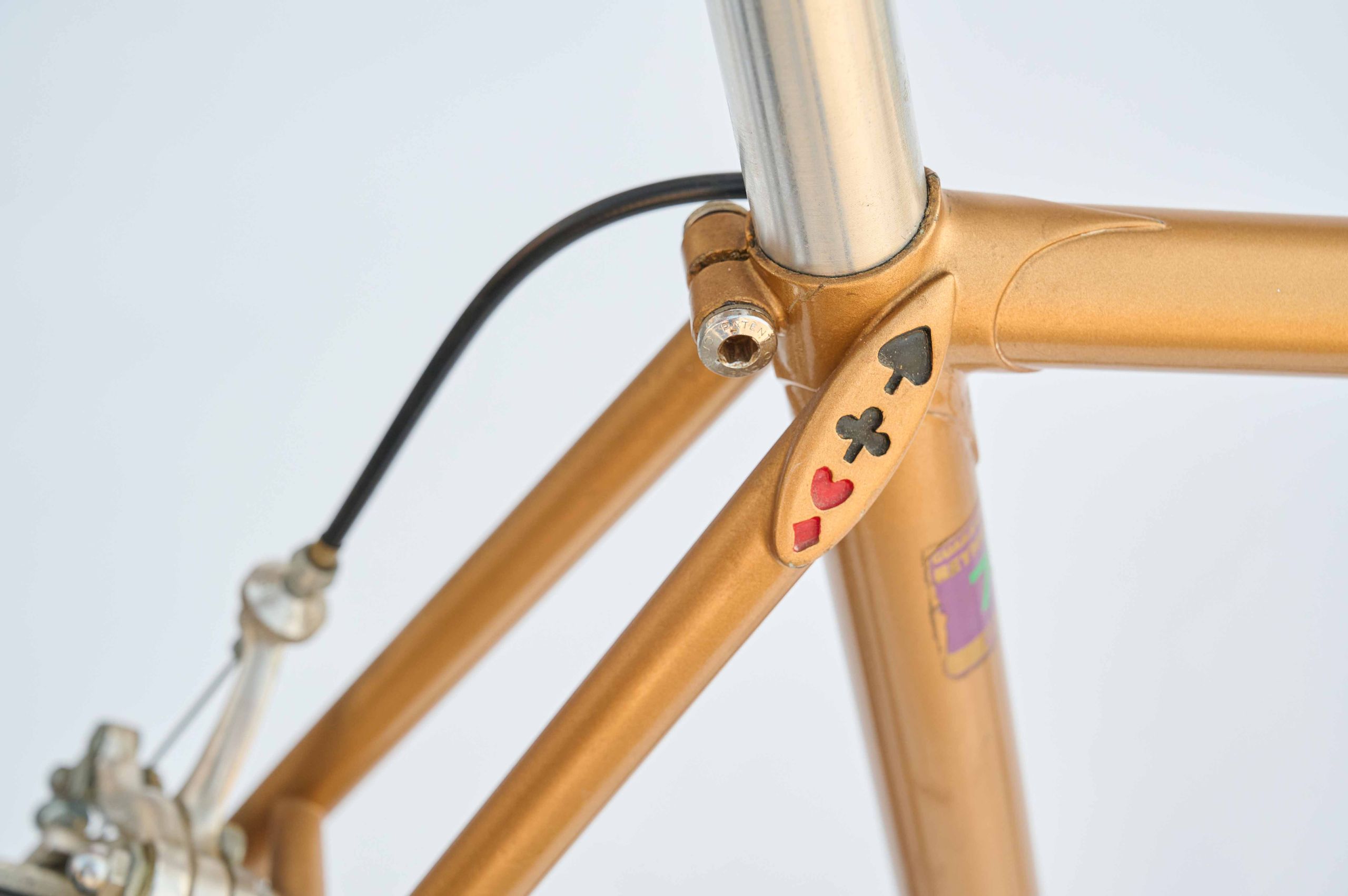 Un vélo unique fabriqué par un membre joueur de cartes de l'unité spécialisée de développement de vélos de Raleigh