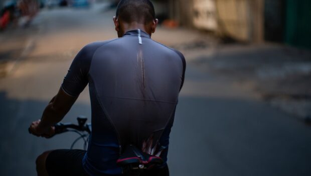 Ce que vingt minutes de vélo font à votre dos après une journée assise